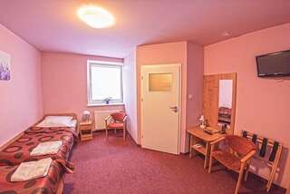 Мини-отель Hotel Paola Кутно Двухместный номер с 2 отдельными кроватями и собственной ванной комнатой-1