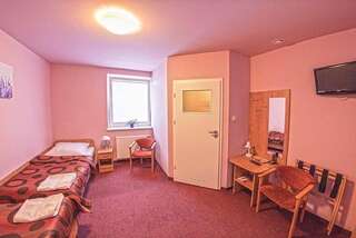 Мини-отель Hotel Paola Кутно Двухместный номер с 2 отдельными кроватями и собственной ванной комнатой-5